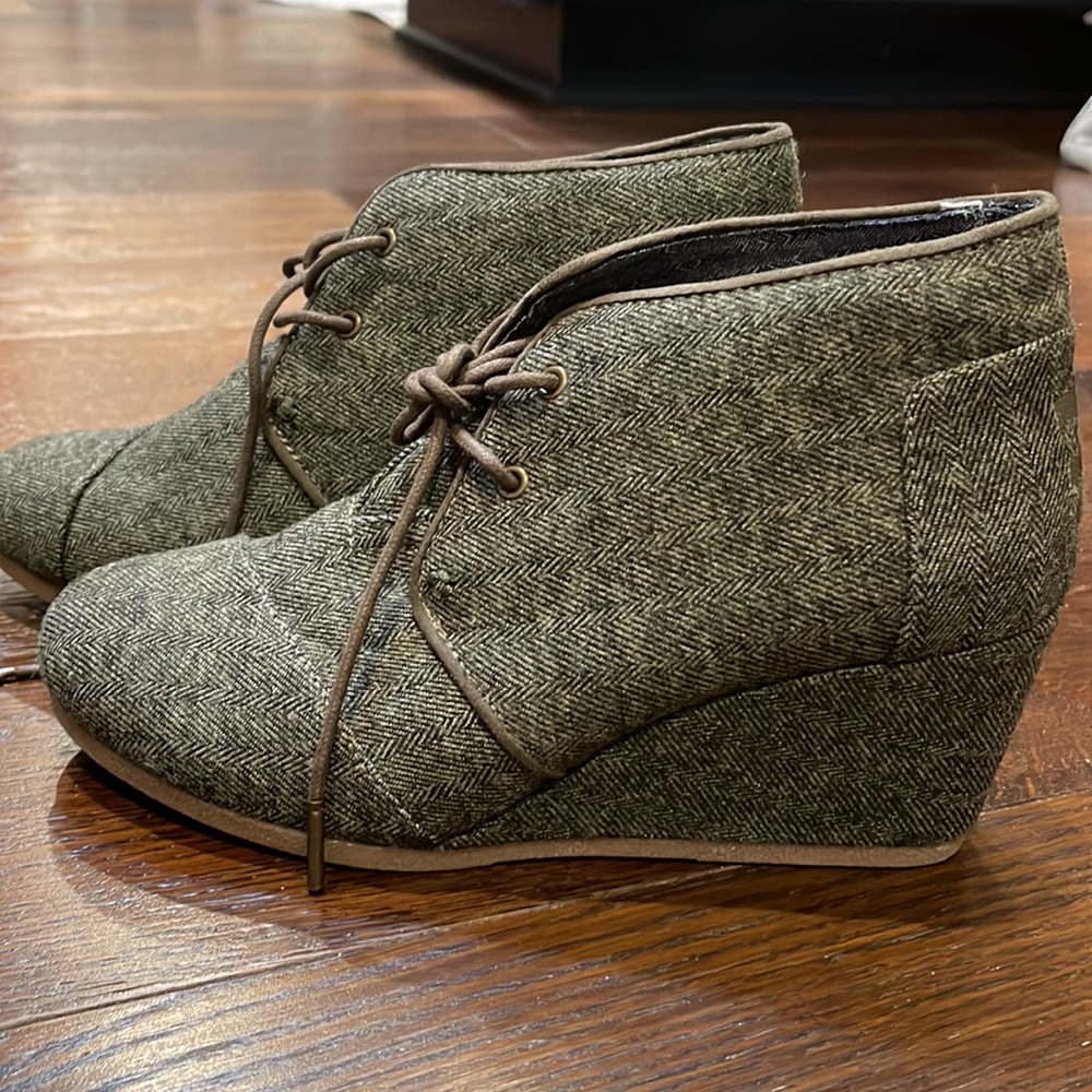 Brand New Toms wedges